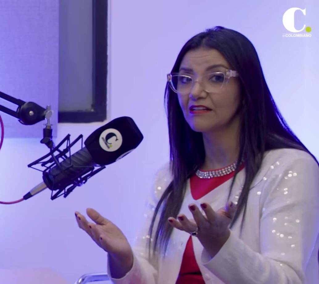 La secretaria de Salud de Antioquia, Marta Cecilia Ramírez, explicando la crítica situación de la red hospitalaria en el departamento. FOTO EL COLOMBIANO. 