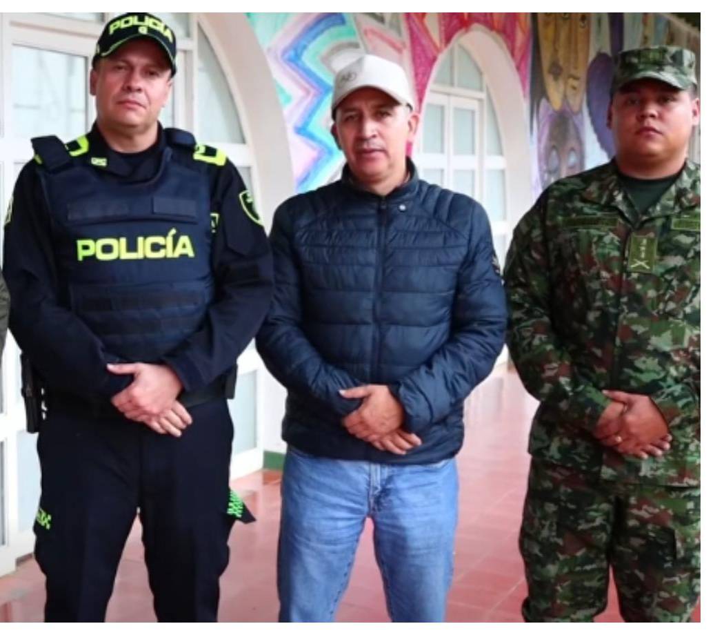 El alcalde de Urrao, Nilson Barrera, junto con la Policía y el Ejército Nacional, explicando las medidas adoptadas después del crimen que tuvo lugar en su municipio. FOTO: Cortesía Alcaldía de Urrao