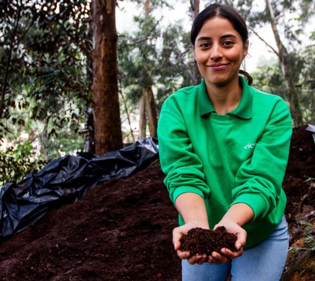 Diana y el resultado final de un proceso de dos meses: un abono natural, rico en nutrientes, producto del compostaje de residuos orgánicos. FOTO Julio César Herrera. 