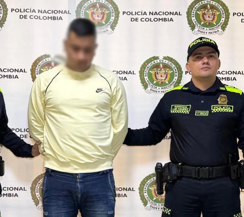 En la imagen, el hombre capturado por violencia intrafamiliar agravada quien figuraba en la lista de los más buscados por este delito en el Valle de Aburrá. FOTO Policía. 