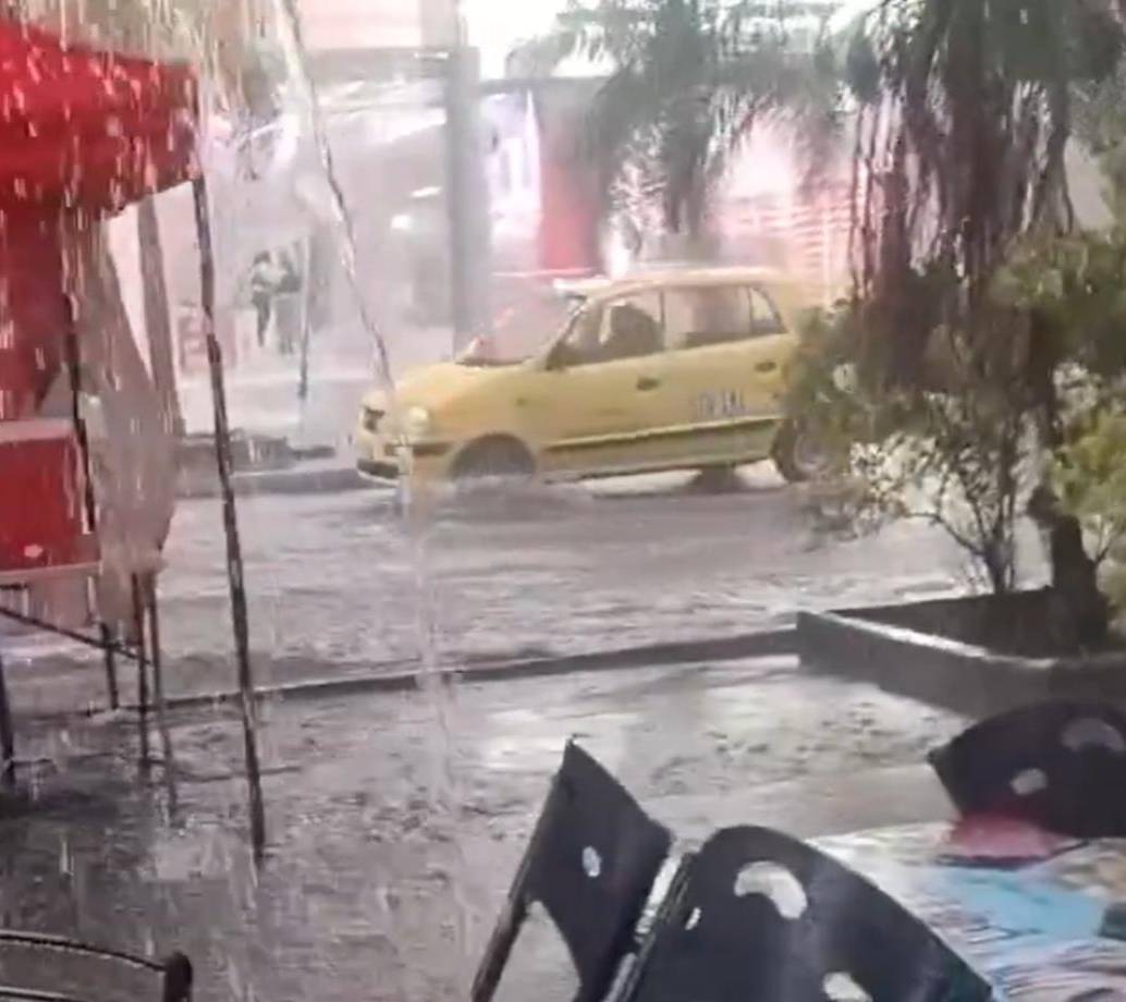 En algunos puntos de Medellín, como en la glorieta de Monterrey, se reportan inundaciones. Imagen tomada de redes sociales. 