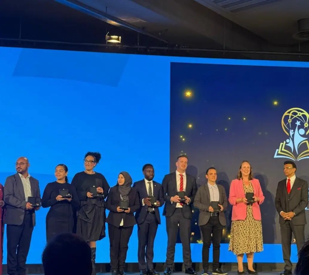 El docente Alexánder Echeverri, a la izquierda de la señora con blusa rosa, recibiendo el premio en Londres en el Global Schools Prize 2026. FOTO Cortesía