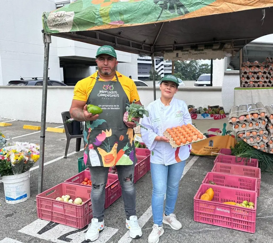 Con la estrategia de Mercados Campesinos, se benefician 580 personas de los 5 corregimientos de la ciudad. FOTO Alcaldía de Medellín. 