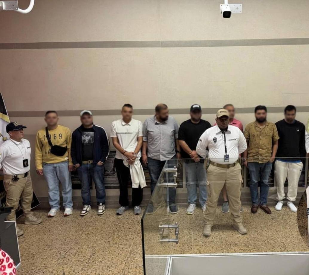 En la imagen principal, todos los inadmitidos en el José María Córdova; en la parte inferior derecho, algunos de los elementos incautados. FOTOS Migración Colombia.