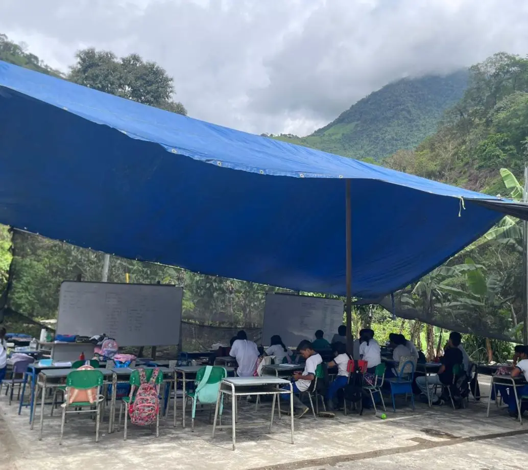 Así ven las clases los niños de una vereda de Dabeiba tras demolición de su escuela. FOTO Denuncias Antioquia. 