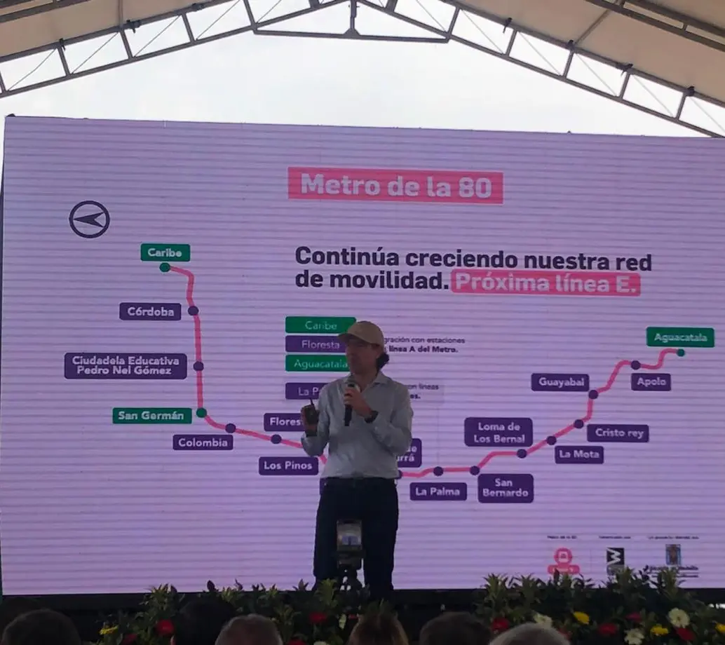 El alcalde de Medellín, Federico Gutiérrez, presentando el avance del Metro de la 80. FOTO Cortesía.