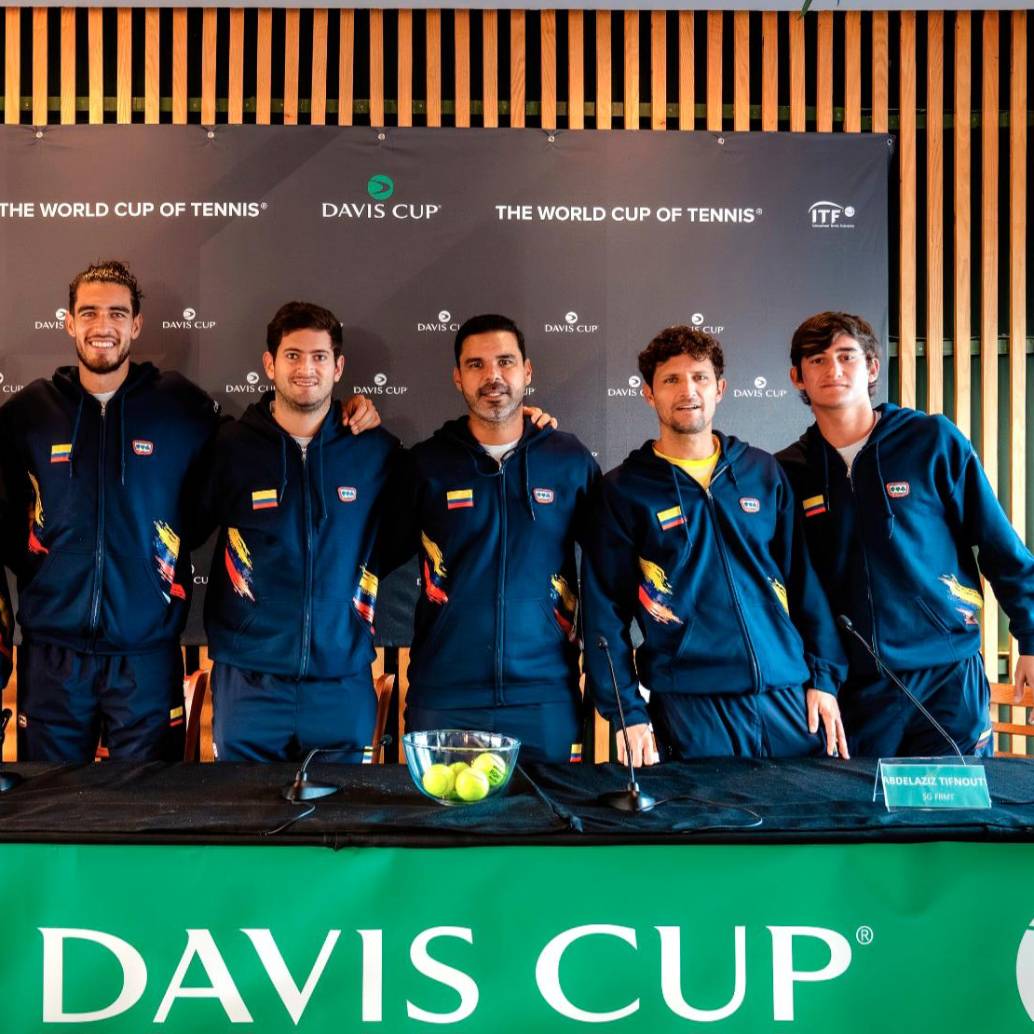 El equipo colombiano de la Copa Davis es capitaneado por Alejandro Falla (en el centro de la foto), y viene de vencer a Marruecos. Foto: Fedecoltenis