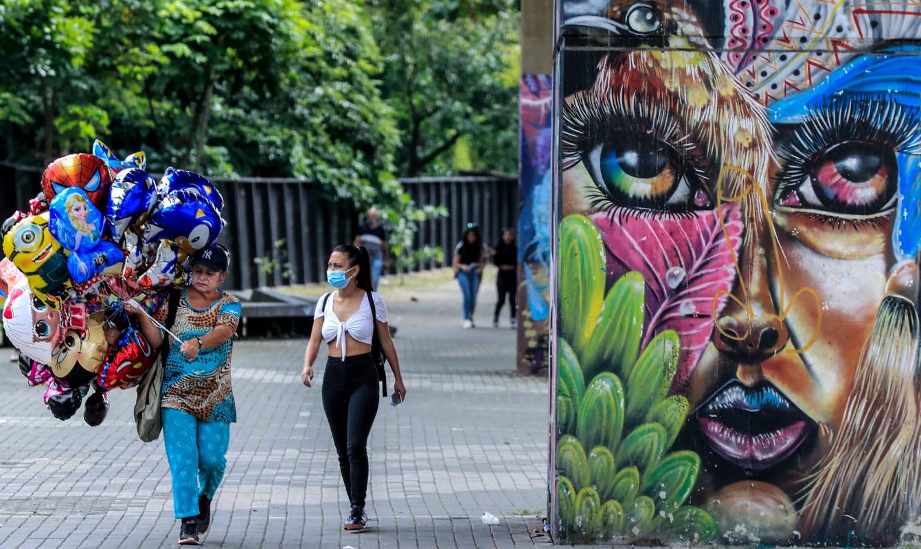 Los caminantes pueden disfrutar del arte urbano plasmado en las pinturas en las columnas del metro. FOTO: Jaime Pérez