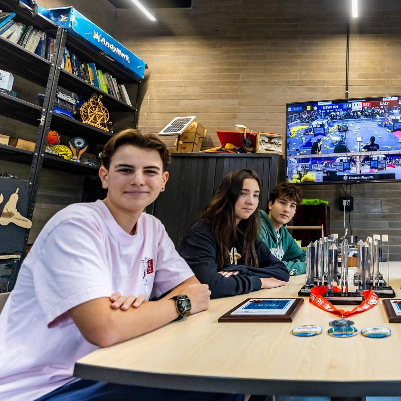 Los Lagartos Azules Relámpago con su premio al Espíritu de Equipo en el mundial de robótica juvenil en Houston. FOTO cortesía