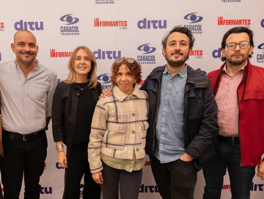 Eduardo Contreras, Diego Rubio, María Elvira Arango, Nena Arrazola, Simón Posada y José Monsalve, el equipo de Los informantes. FOTO cortesía Canal Caracol. 