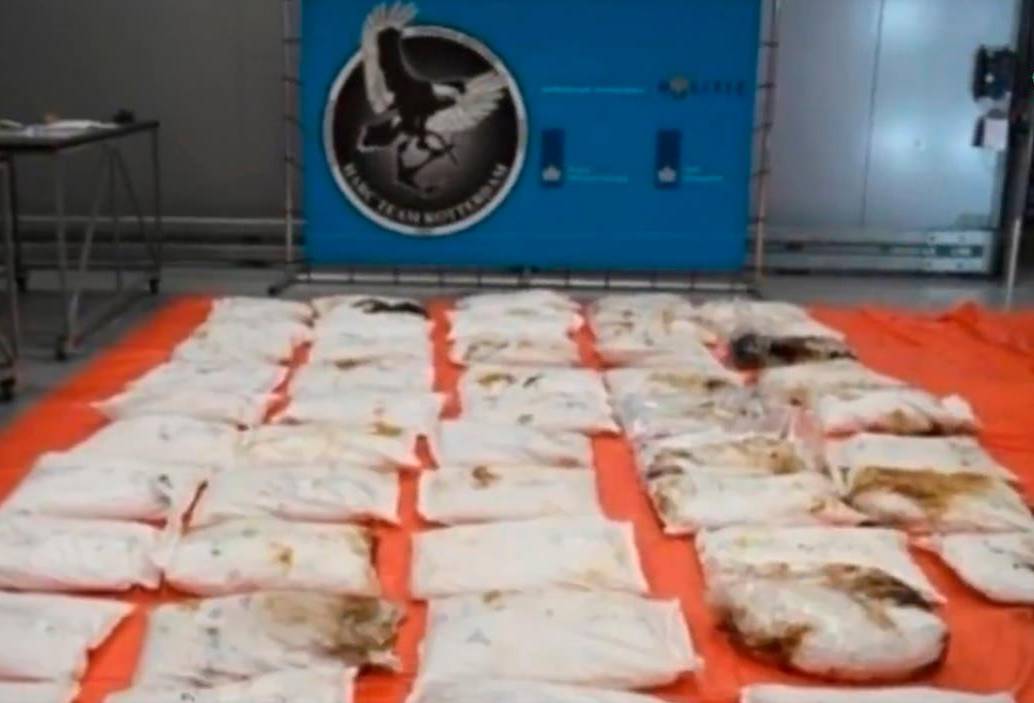 Estos son los 48 bultos de melaza mezclada con cocaína, que salieron de Buenaventura (Valle) y fueron decomisados en Países Bajos. FOTO: Tomada de video Policía