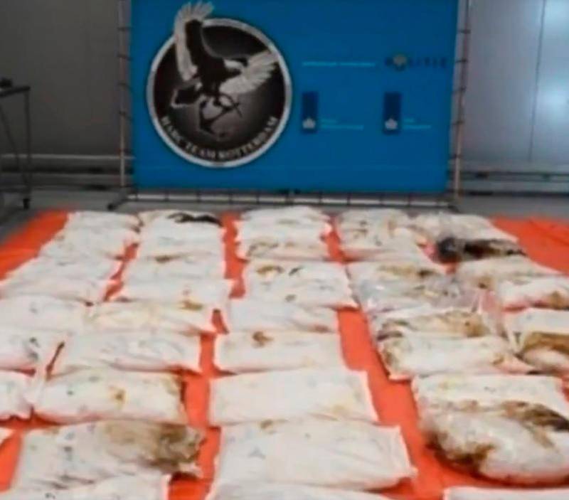 Estos son los 48 bultos de melaza mezclada con cocaína, que salieron de Buenaventura (Valle) y fueron decomisados en Países Bajos. FOTO: Tomada de video Policía