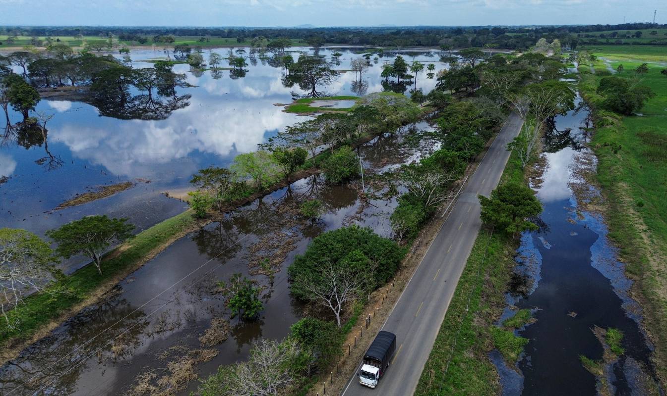 La represa de la hidroeléctrica Urrá alcanzó niveles máximos, lo que provocó su desbordamiento y el aumento del caudal del río Sinú. Foto: Manuel Saldarriaga Quintero.