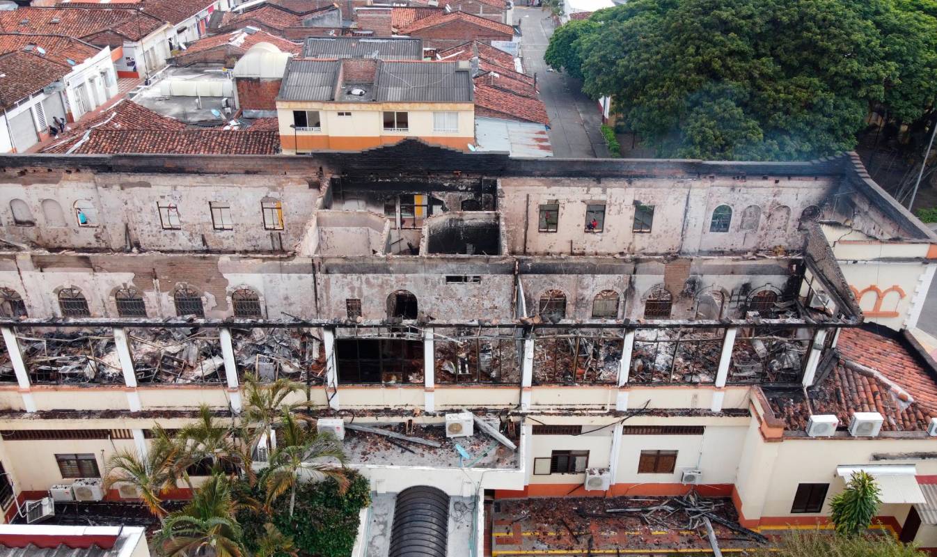 Después de una jornada de protestas en Tuluá se presentaron fuertes disturbios y violencia. Foto EFE