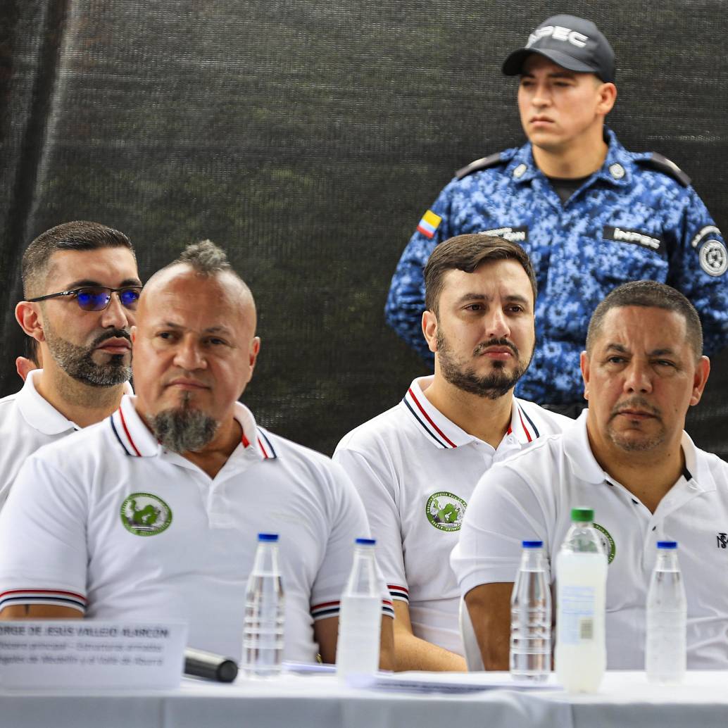 A Freyner Alfonso Ramírez García (frente, izq.), alias Carlos Pesebre, y a Juan Carlos Mesa Vallejo (frente der.), alias Tom, los dejaron libres, mientras que a Iván Darío Suárez Muñoz, alias Iván El Barbado, y a Elder Zapata Arias, alias Grande Pa, les quitaron la orden de captura. FOTO: <b>MANUEL SALDARRIAGA</b>