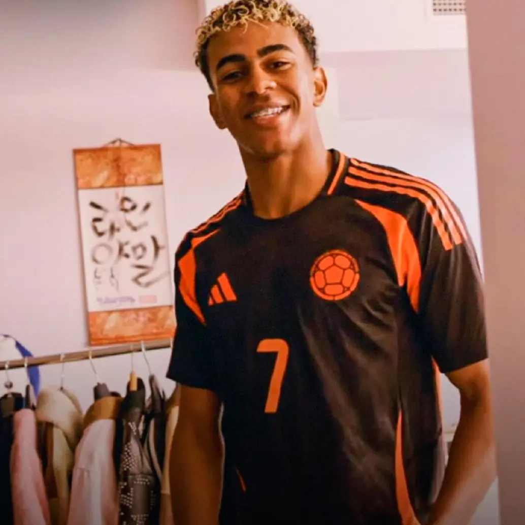 Lamine Yamal con la camiseta de Colombia que intercambió con Luis Díaz. FOTO: Captura de video