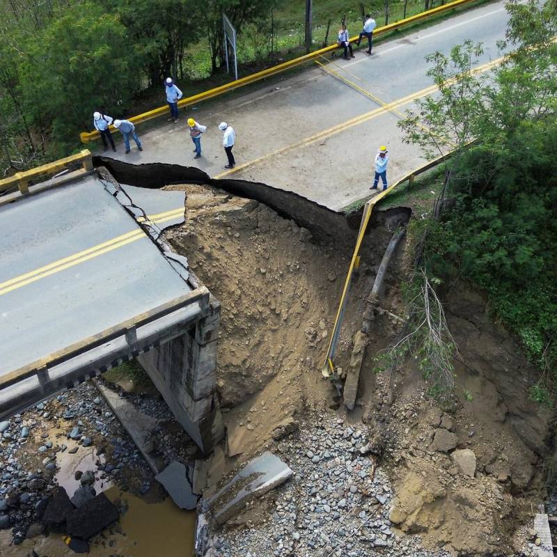 Una banca del puente El Tonusco en Santa Fe de Antioquia se cayó en la madrugada del 3 de noviembre del 2023. FOTO: manuel saldarriaga