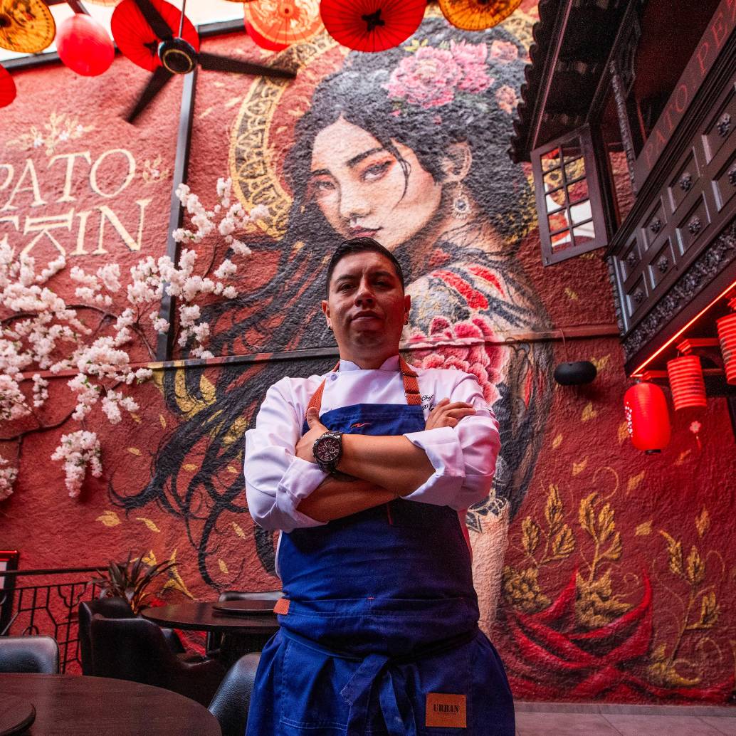 Diego Fernando Ardila León es un chef colombiano que se ha formado en las gastronomías de la China, Japón, Vietnam. Ahora es el líder de Pato Pekin, un restaurante en El Poblado que trajo a la ciudad preparaciones que combinan la tradición y los sabores locales. <span class="mln_uppercase_mln">FOTO</span> <b><span class="mln_uppercase_mln">Julio herrera</span></b> 