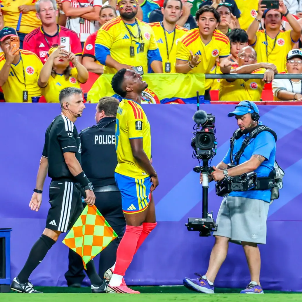 Jhon Córdoba en el momento de su lesión frente a Ghana. FOTO JUAN ANTONIO SÁNCHEZ