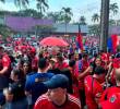 Los hinchas del DIM son una marea roja en los alrededores del Atanasio Girardot, que poco a poco se empieza a colmar de aficionados de las dos hinchadas. FOTOS: Cortesía