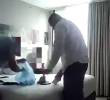 El material difundido muestra a un hombre recibiendo dinero en una habitación de hotel. FOTO: TOMADAS DEL VIDEO