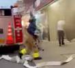 Las llamas se extendieron por el primer piso del centro comercial; varias personas quedaron atrapadas por un rato. FOTO: IMAGEN CONGELADA DE LA WEB