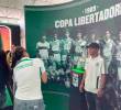Los hinchas verdes viven su fiesta en los alrededores del estadio Atanasio Girardot antes del duelo entre Nacional y Águilas, por la fecha 19 de la Liga Betplay-2. FOTO MANUEL SALDARRIAGA
