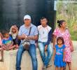<p>Juan (de gorra) dice que lo motiva que los niños ya no tengan que recorrer varios kilómetros para ir por el agua, y la alegría de la gente al ver salir el chorro.</p><p>FOTO Cortesía</p>