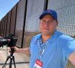 Mario Guevara, periodista salvadoreño fue arrestado por la policía de condado de DeKalb, mientras realizaba el cubrimiento de las manifestaciones en contra de las políticas migratorias de Donald Trump para su medio MG news. Imagen cortesía, MG news vía Facebook.