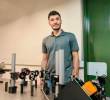 John Alexis Jaramillo Osorio, físico de la UdeA, desarrolló una solución óptica portátil que encripta datos con luz y fue reconocida como la mejor tesis doctoral del país. FOTO cortesía