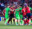 Brayan León fue expulsado en los últimos minutos del Clásico del domingo por encontrón con Jorman Campuzano. <span class=mln_uppercase_mln>FOTO</span> <b><span class=mln_uppercase_mln>Juan Antonio Sánchez</span></b>