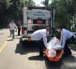 Los agentes de la Sijín de la Policía Metropolitana realizaron la inspección al cuerpo sin vida de Juan Alberto Gómez Martínez, de 47 años, en el barrio El Salado, de Medellín. FOTO: EL COLOMBIANO