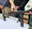 Este fue el fusil traumático que incautaron las unidades de la Policía Metropolitana en un operativo contra la banda Los Rolex, que le responde al grupo delincuencial La Terraza. FOTO: CORTESÍA