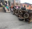 Así quedó el camión accidentado este sábado en el barrio Paris de Bello. FOTO: Cortesía Denuncias Antioquia