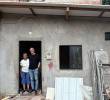 Esta es Doña Erminia junto a Santiago Jaramillo, director de la Fundación Un Viejo Favor, quien le hizo entrega de su nueva casa. FOTO: Cortesía Fundación Un Viejo Favor