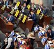 Entre carteles y manifestaciones a favor y en contra, ayer la plenaria fue escenario de una intensa puja política, con cuentas ajustadas y maniobras de último minuto. FOTO<b><span class=mln_uppercase_mln> JAVIER GONZÁLEZ PENAGOS</span></b>