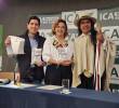 Juan Fernando Roa, gerente general del ICA; Jhenifer Mojica, ministra de Agricultura, y Victoriano Piñacué, líder indígena del Cauca, celebraron el primer registro de abono orgánico con composición de hoja de coca en Colombia. Foto: Cortesía