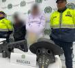 Arma y máscara incautadas tras la captura del hombre que disparó al aire en Usaquén. FOTO: POLICÍA METROPOLITANA DE BOGOTÁ.