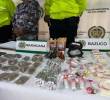 La mujer detenida junto a parte de las drogas incautadas. FOTO: Cortesía