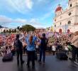 Paloma Valencia durante su cierre de campaña en el parque de Rionegro, acompañada por el expresidente Álvaro Uribe Vélez y ante una multitud de simpatizantes. Foto Cortesía.
