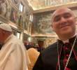 La selfie que con orgullo comparte el obispo de Caldas, así haya quedado cortada se ve al papa Francisco y al actual papa León XIV. Foto<b> </b>cortesía.