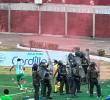 Esta imagen fue recurrente durante todo el partido: la lluvia de botellas y bengalas, además de los vidrios rotos del bus, también se viralizaron. FOTOS TOMADAS DE X Y NACIONAL