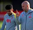 Luis Díaz y Arne Slot cuando compartieron en Liverpool. FOTO GETTY