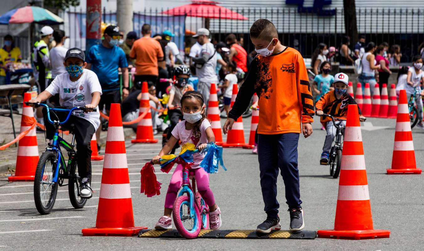 Después de participar en un taller de como decorar sus caballitos de acero, los niños salieron a dar una vuelta por el anillo vial del estadio Atanasio Girardot. FOTOS JULIO CÉSAR HERRERA