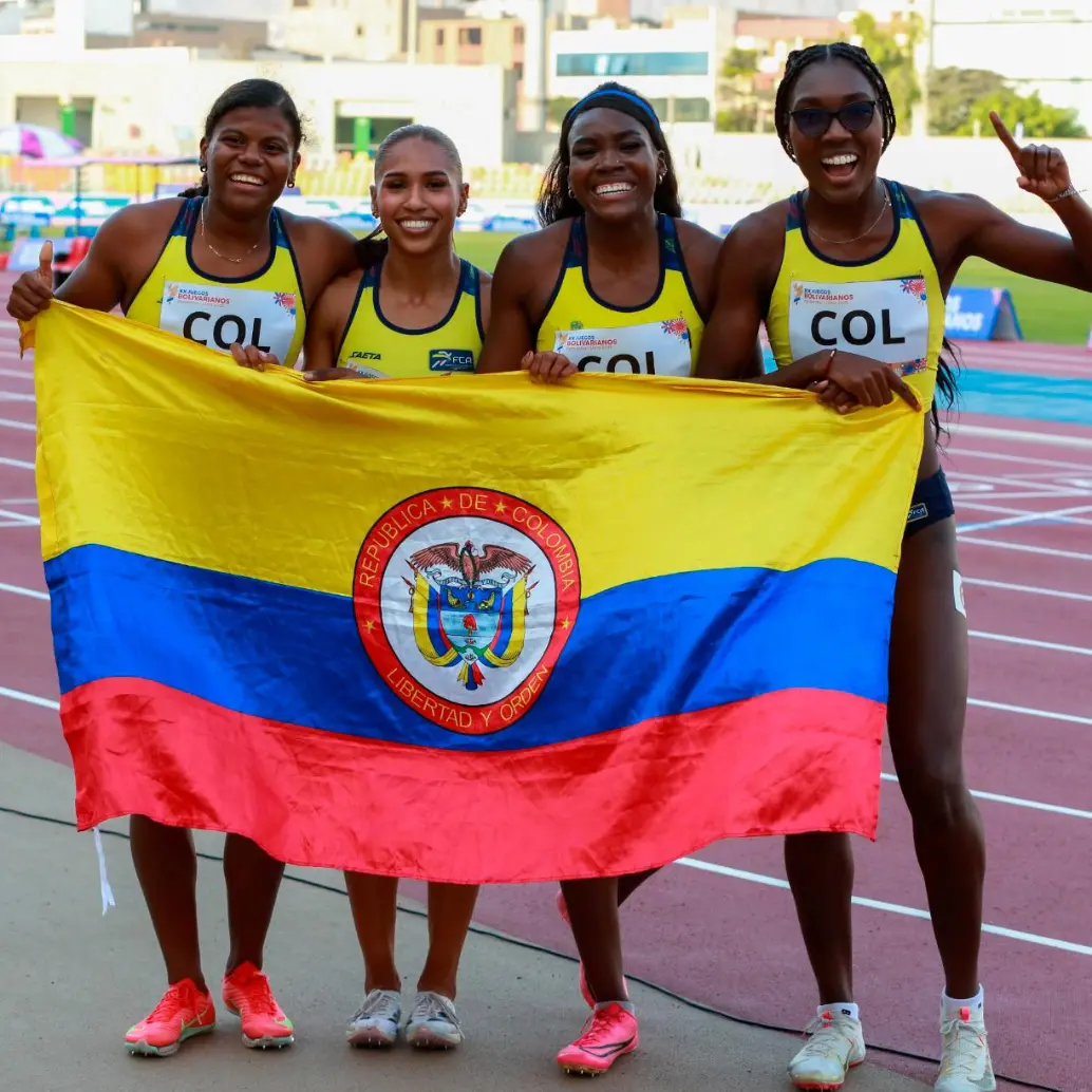 El equipo de atletismo femenino conquistó el oro y estableció nuevo récord bolivariano en la prueba de 4x400. Lo integran María Fernanda Rocha, Karen Vélez, Paula Loboa y Lina Licona FOTO: COC.