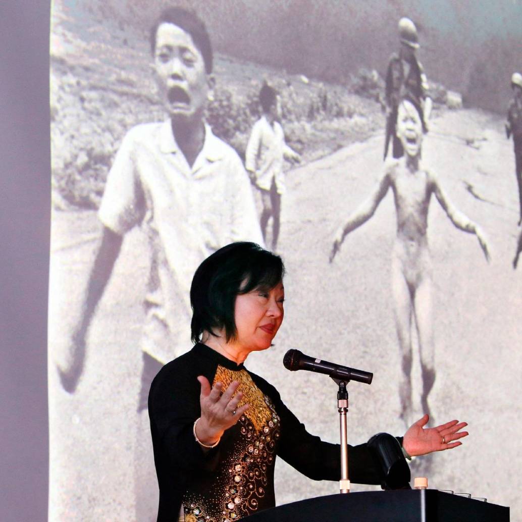 La vietnamita-canadiense Phan Thi Kim Phuc pronuncia su discurso ante su fotografía ganadora del Premio Pulitzer del 8 de junio de 1972 durante la guerra de Vietnam, en una conferencia en Nagoya, prefectura de Aichi, el 13 de abril de 2013. Ella es la niña de la foto. FOTO: AFP