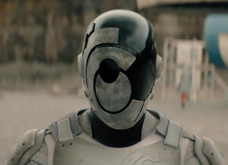 Así luce Murderbot con su máscara. FOTO: Cortesía Apple TV+