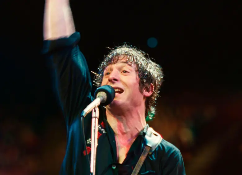 No es Bruce Springsteen, aunque se parece mucho; es la interpretación que el actor Jeremy Allen White hace del cantante de New Jersey y del que se estrenará en octubre una nueva película llamada Springsteen: música de ninguna parte. FOTO Cortesía 20th Century Fox
