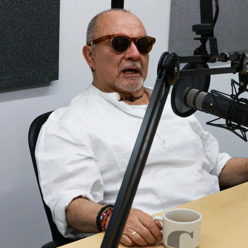 César Mora llega con su show de boleros al centro comercial El Tesoro. Su trabajo en cine y televisión lo han hecho un personaje muy conocido por el público de la ciudad. Foto: EL COLOMBIANO
