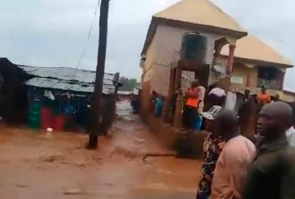Decenas de comunidades están inundadas por las fuertes lluvias en Nigeria. IMAGEN TOMADA DE VIDEO.